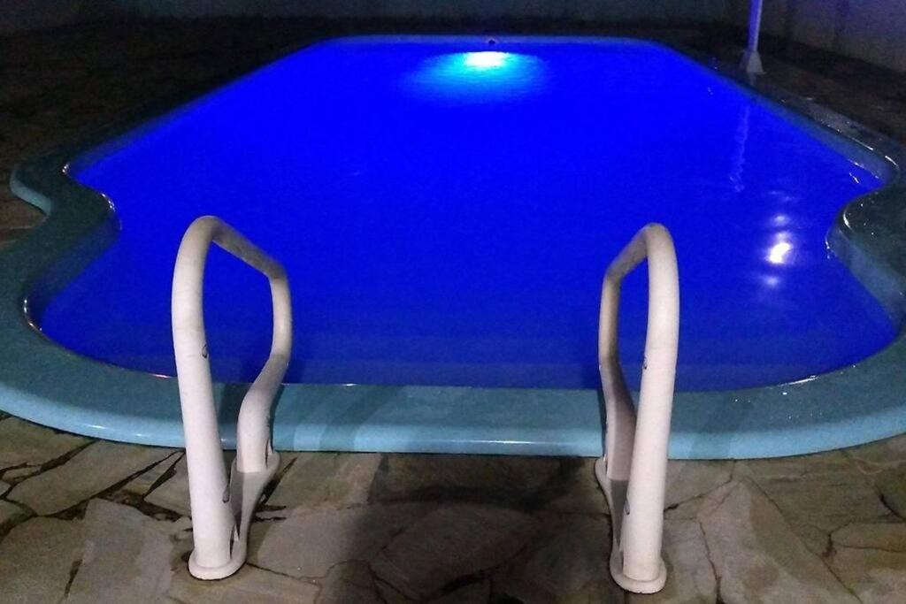 Apto kitnet em condomínio com piscina, em Ubatuba