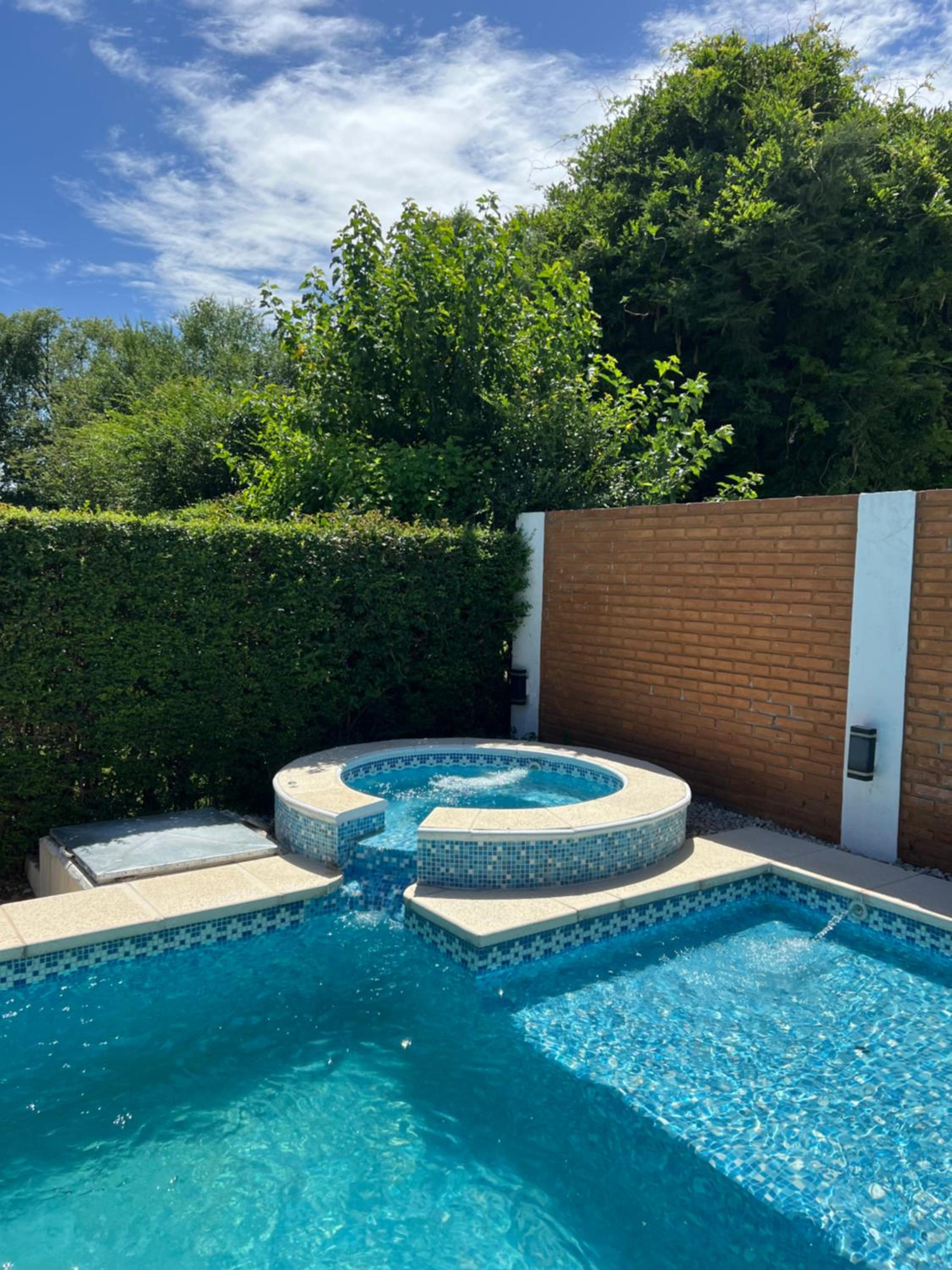 CASA QUINTA EN BARRIO PRIVADO
