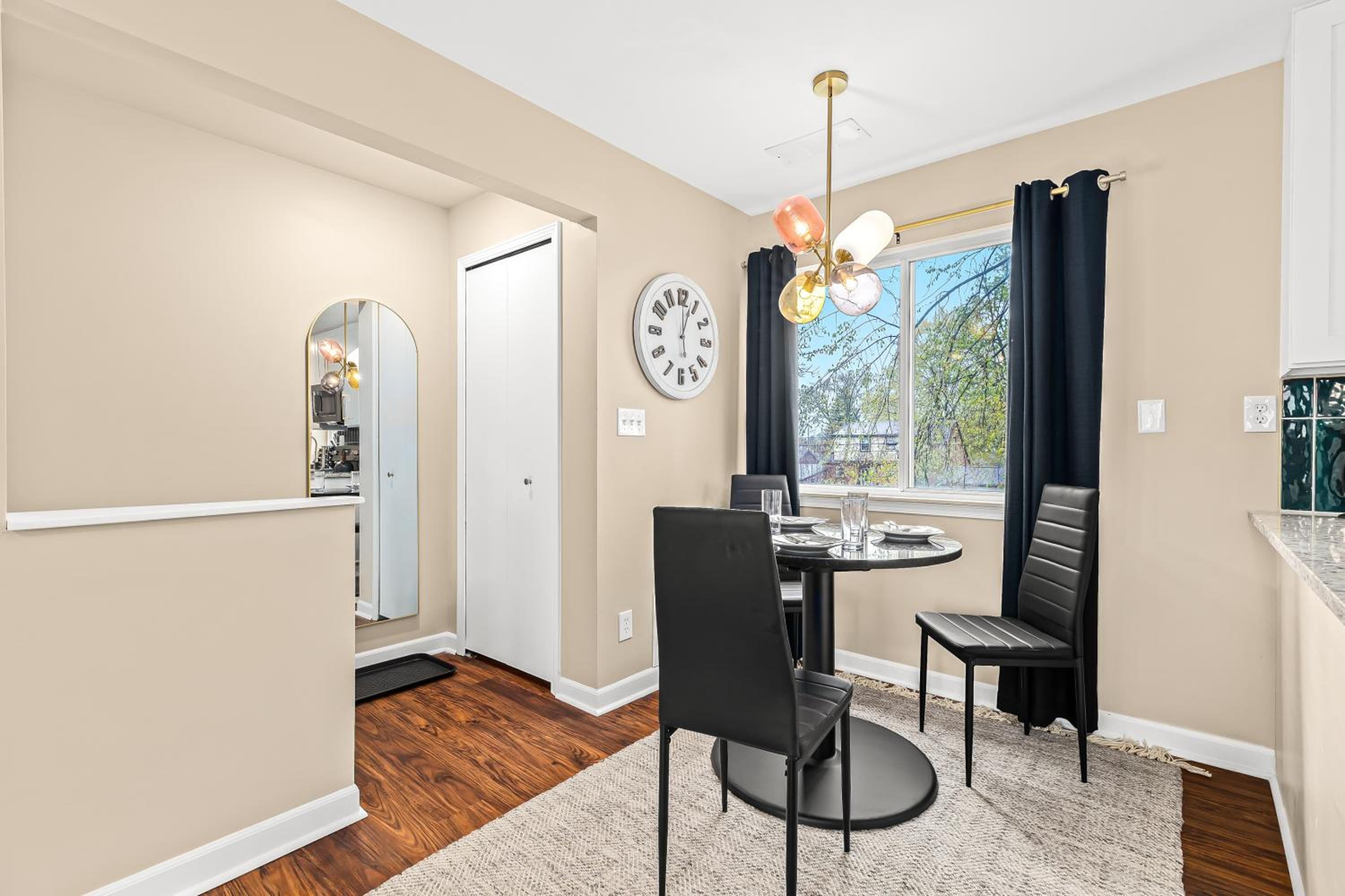 New! Cozy Upper 1BR Flat near Downtown Roseville