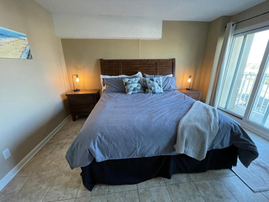 Playing Hooky at Dolphin Run-Oceanfront Condo-Pool view 4