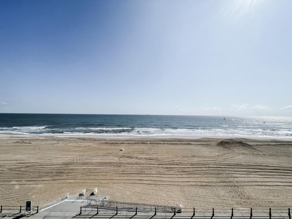Playing Hooky at Dolphin Run-Oceanfront Condo-Pool view 5