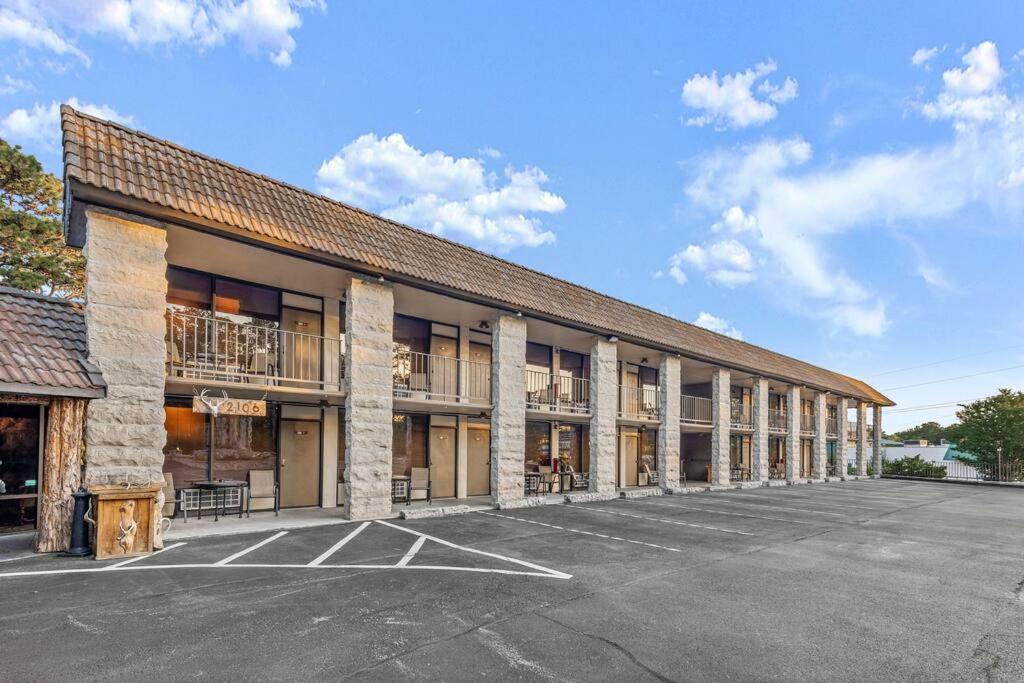 Stonegate Lodge King Bed WIFI Roku TV Salt Water Pool Room #203 view 5