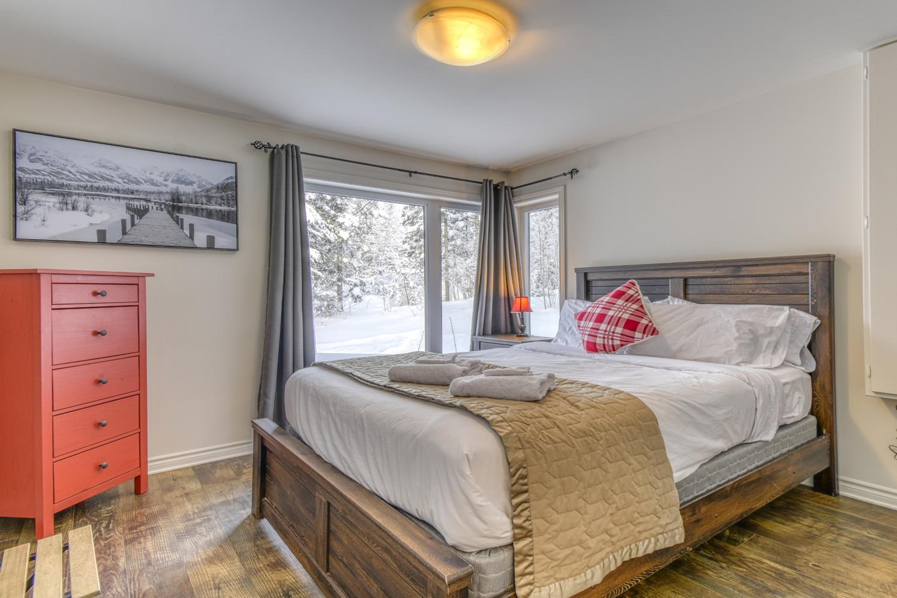 46 Impasse - Lac Superior Getaway 3BR Home w Hot Tub