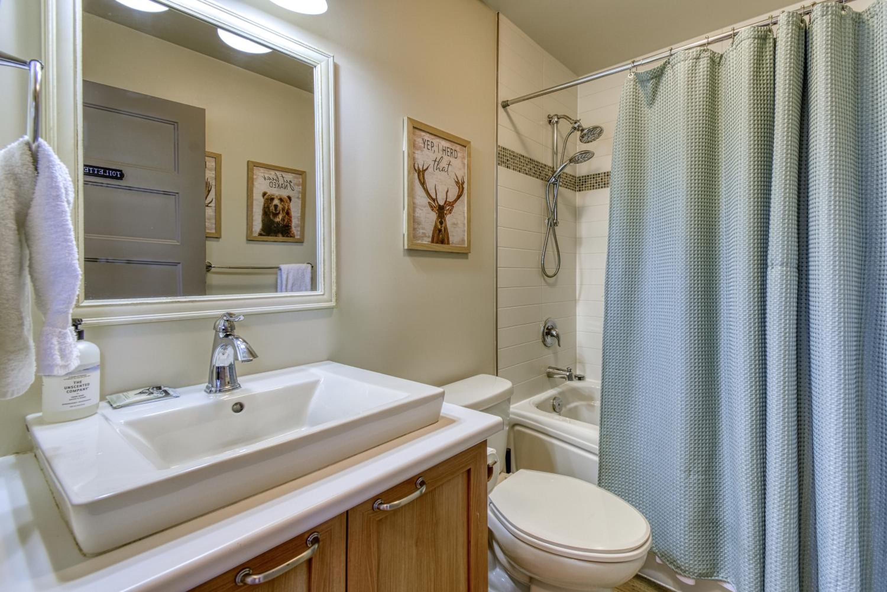 46 Impasse - Lac Superior Getaway 3BR Home w Hot Tub