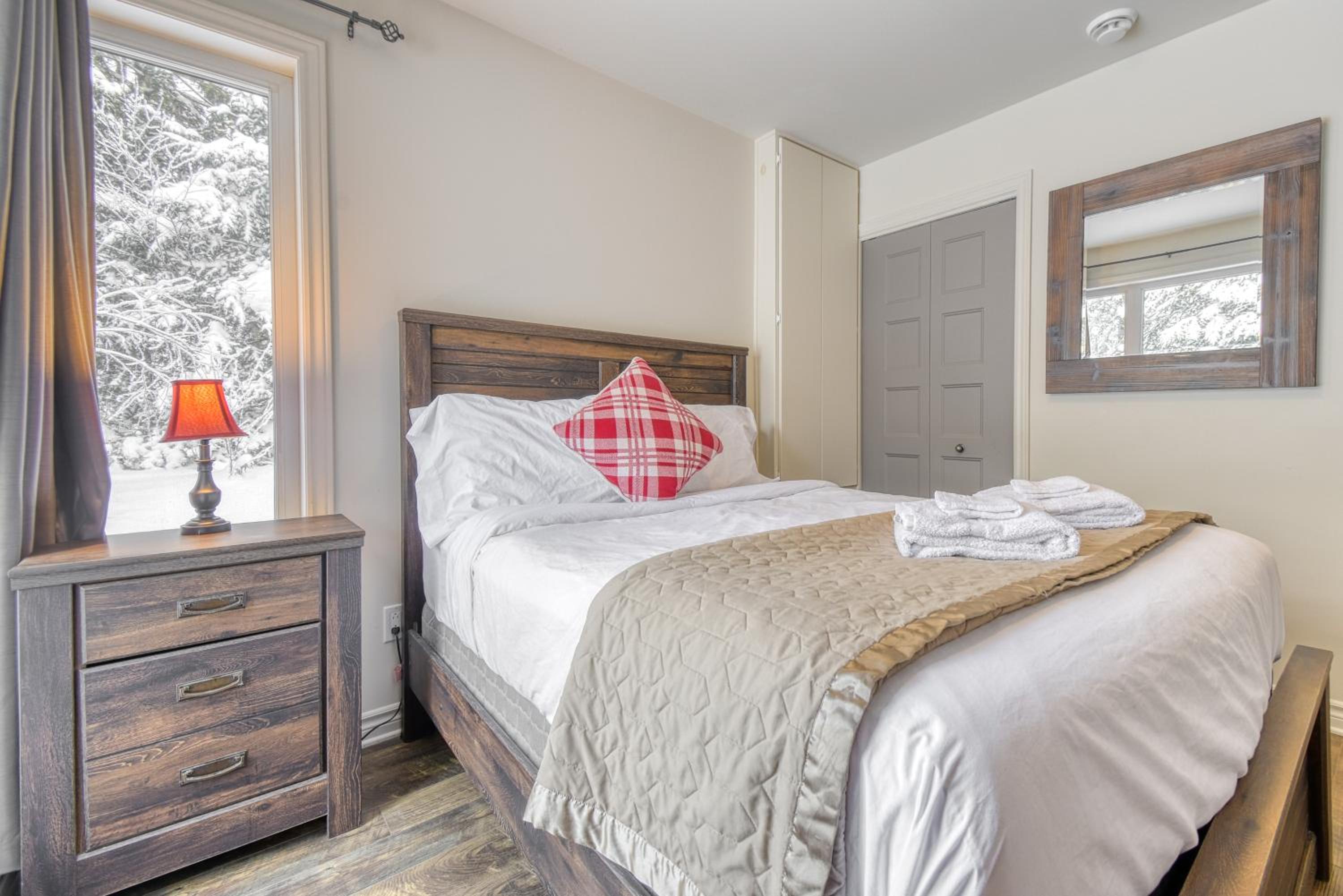 46 Impasse - Lac Superior Getaway 3BR Home w Hot Tub