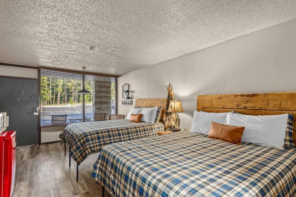 Stonegate Lodge 2 Queen Beds WIFI Roku TV Salt Water Pool Room #202 view 2