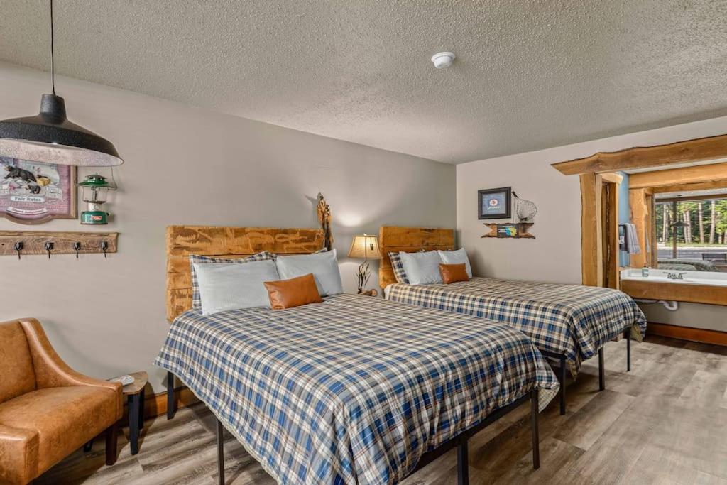 Stonegate Lodge 2 Queen Beds WIFI Roku TV Salt Water Pool Room #202 view 3