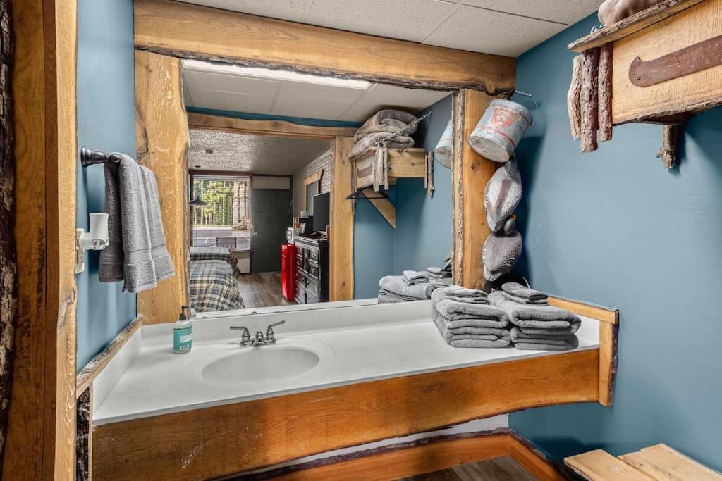 Stonegate Lodge 2 Queen Beds WIFI Roku TV Salt Water Pool Room #202 view 4