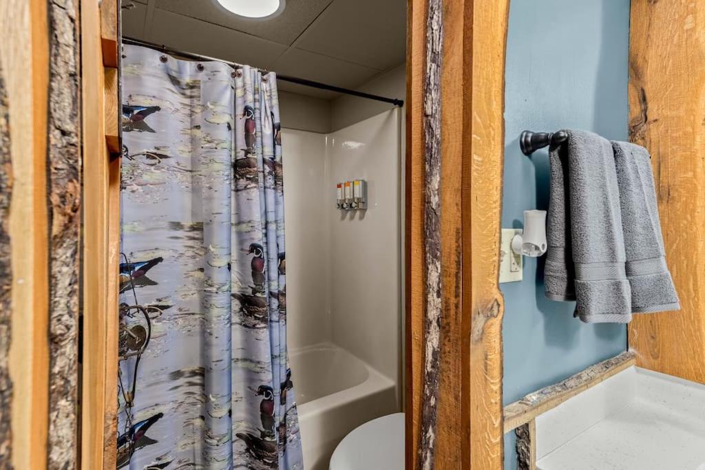 Stonegate Lodge 2 Queen Beds WIFI Roku TV Salt Water Pool Room #202 view 5