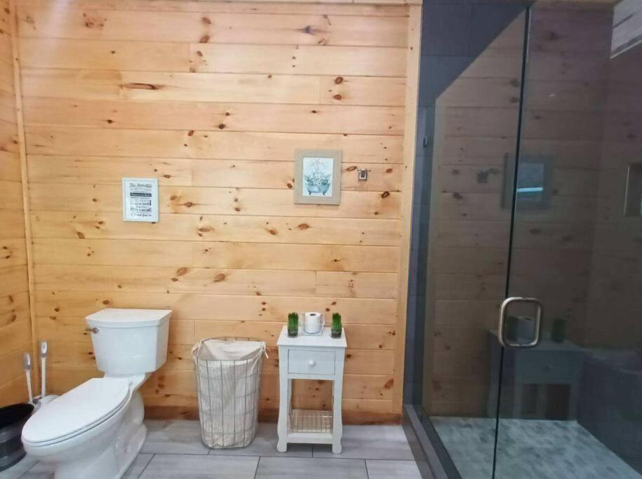 The Grand Tennessean Cabin- Four Bedroom Luxury Cabin in the Mountains