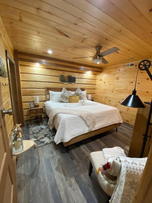 The Grand Tennessean Cabin- Four Bedroom Luxury Cabin in the Mountains