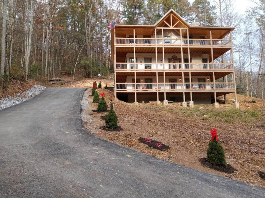 The Grand Tennessean Cabin- Four Bedroom Luxury Cabin in the Mountains