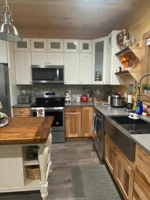 The Grand Tennessean Cabin- Four Bedroom Luxury Cabin in the Mountains