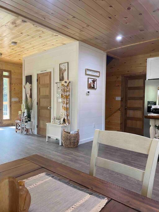The Grand Tennessean Cabin- Four Bedroom Luxury Cabin in the Mountains