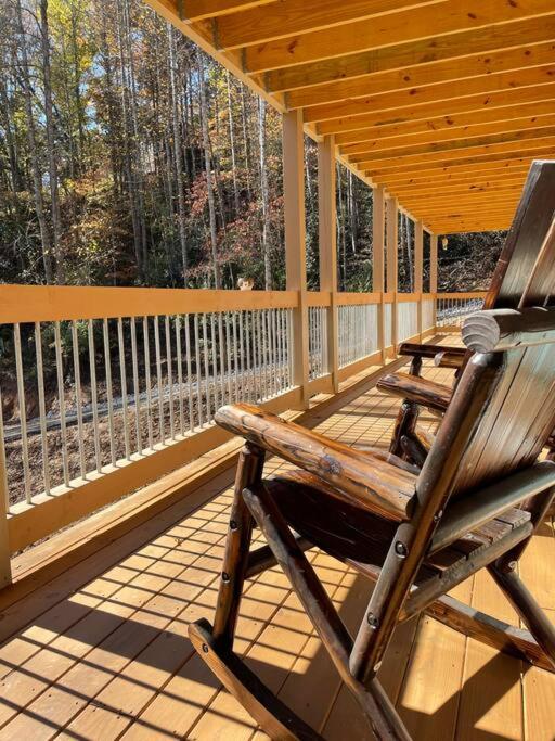 The Grand Tennessean Cabin- Four Bedroom Luxury Cabin in the Mountains
