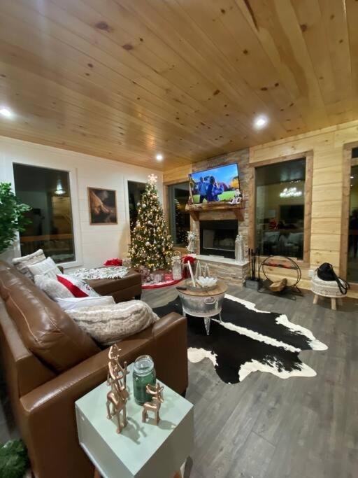 The Grand Tennessean Cabin- Four Bedroom Luxury Cabin in the Mountains