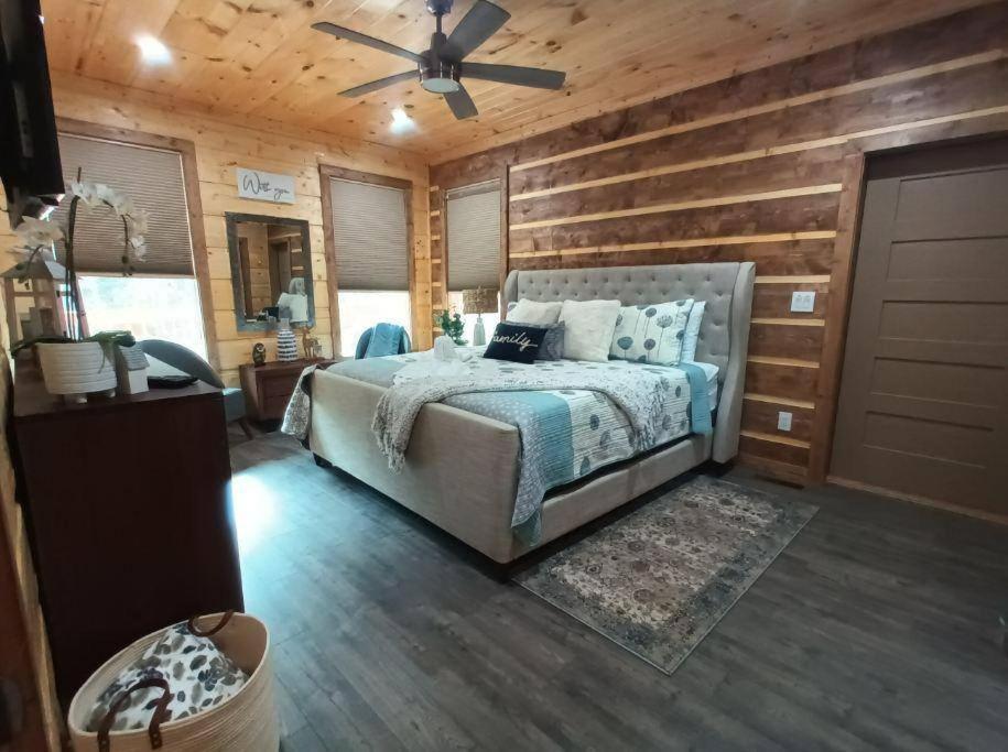 The Grand Tennessean Cabin- Four Bedroom Luxury Cabin in the Mountains