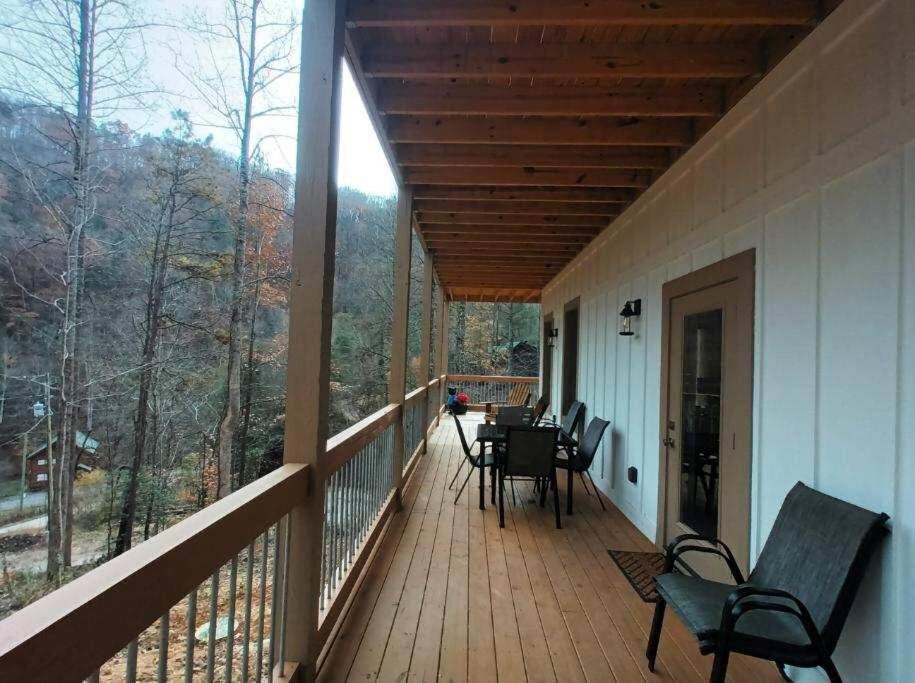 The Grand Tennessean Cabin- Four Bedroom Luxury Cabin in the Mountains