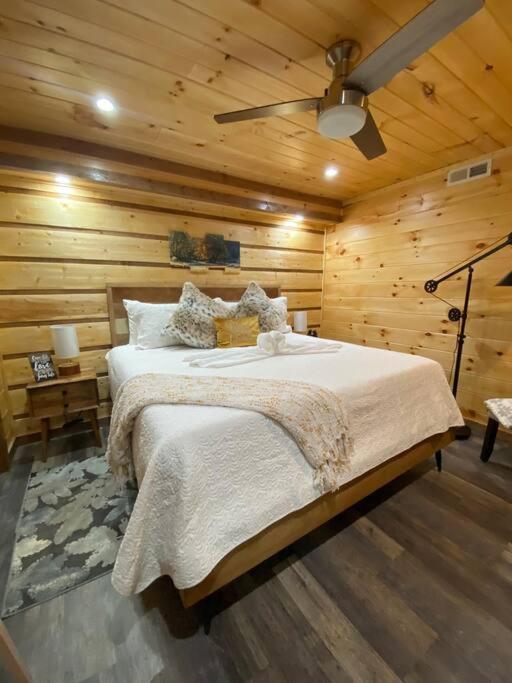 The Grand Tennessean Cabin- Four Bedroom Luxury Cabin in the Mountains