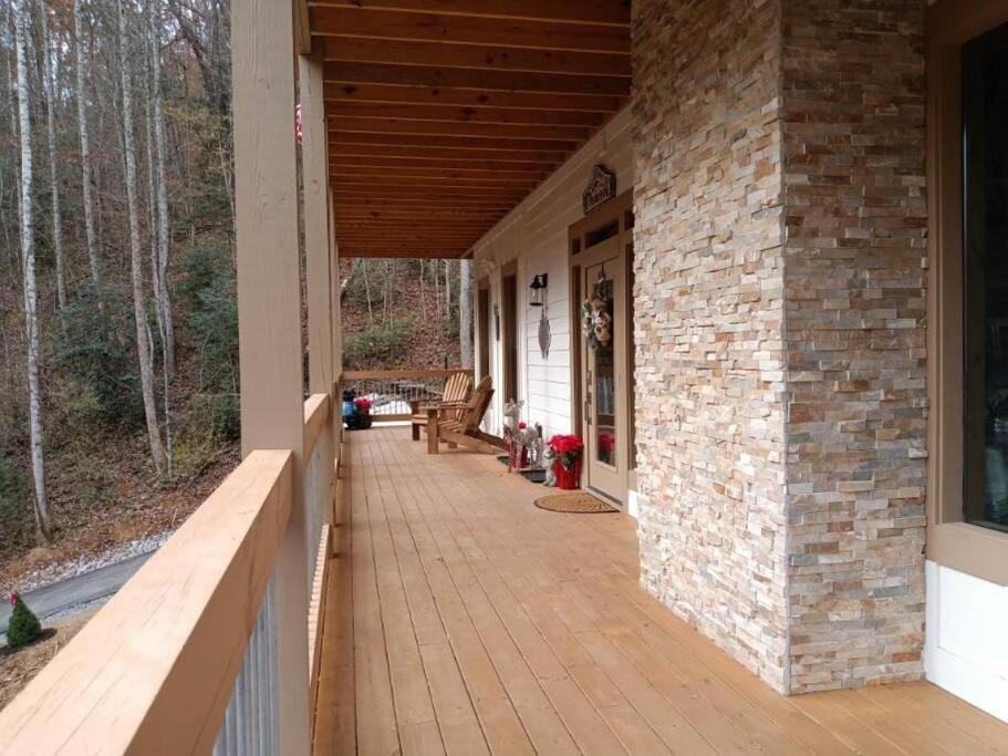 The Grand Tennessean Cabin- Four Bedroom Luxury Cabin in the Mountains