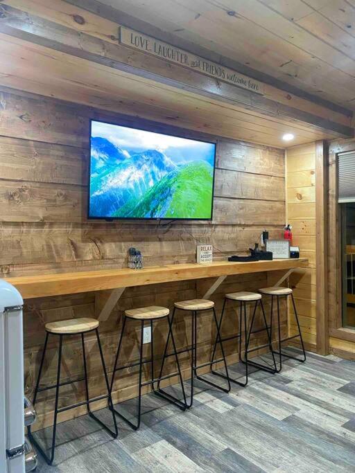The Grand Tennessean Cabin- Four Bedroom Luxury Cabin in the Mountains