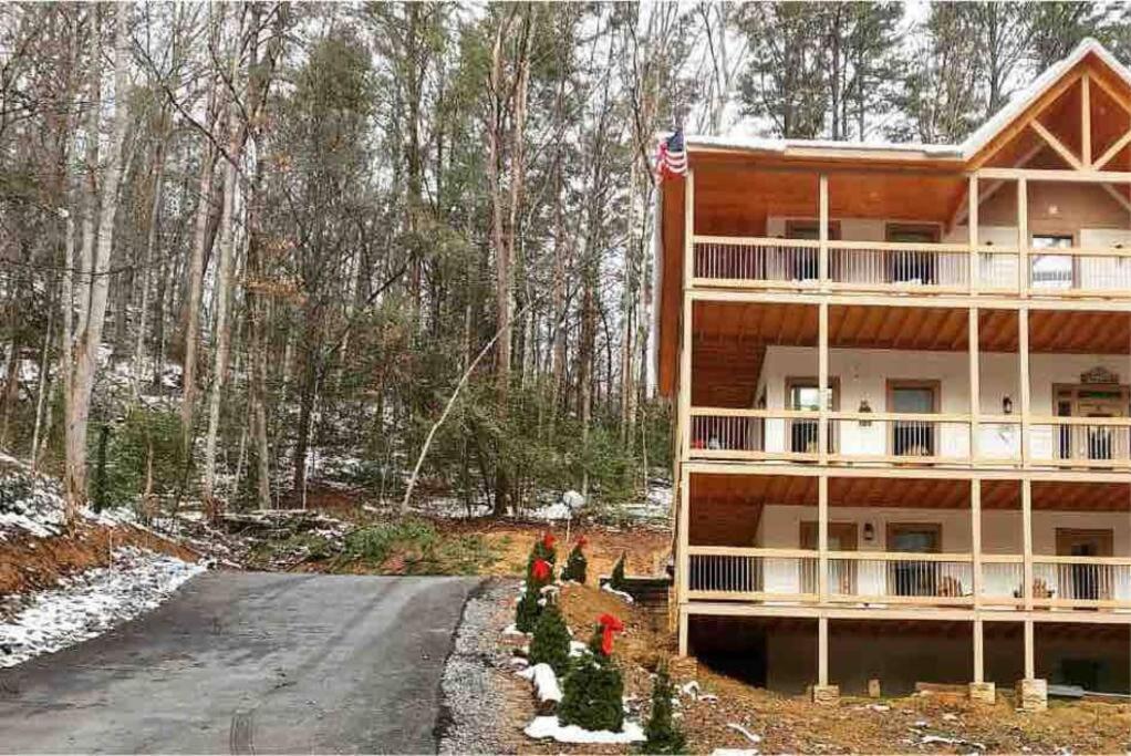 The Grand Tennessean Cabin- Four Bedroom Luxury Cabin in the Mountains