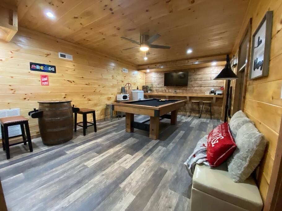 The Grand Tennessean Cabin- Four Bedroom Luxury Cabin in the Mountains