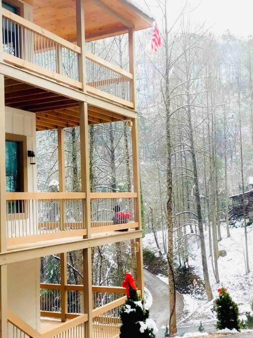 The Grand Tennessean Cabin- Four Bedroom Luxury Cabin in the Mountains