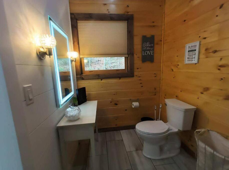 The Grand Tennessean Cabin- Four Bedroom Luxury Cabin in the Mountains