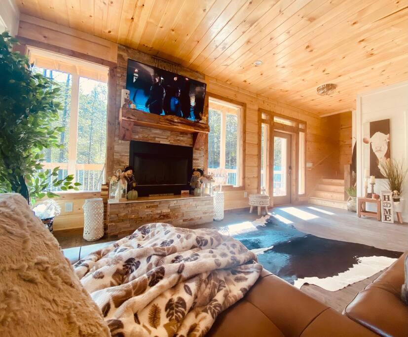 The Grand Tennessean Cabin- Four Bedroom Luxury Cabin in the Mountains
