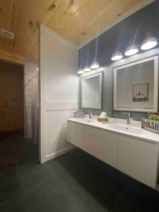 The Grand Tennessean Cabin- Four Bedroom Luxury Cabin in the Mountains