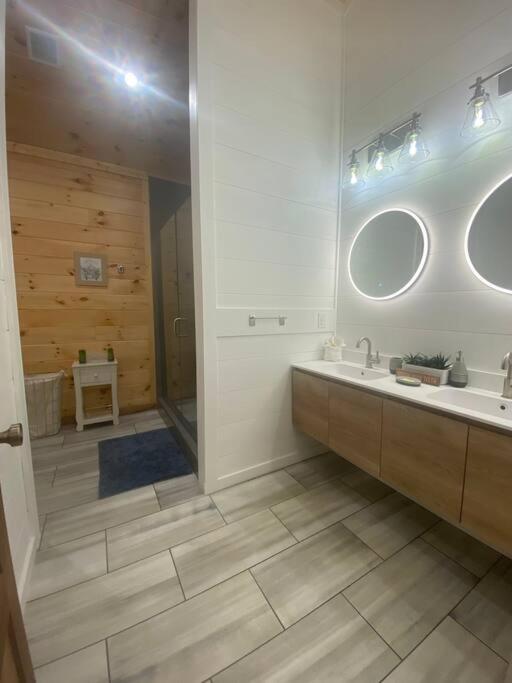 The Grand Tennessean Cabin- Four Bedroom Luxury Cabin in the Mountains