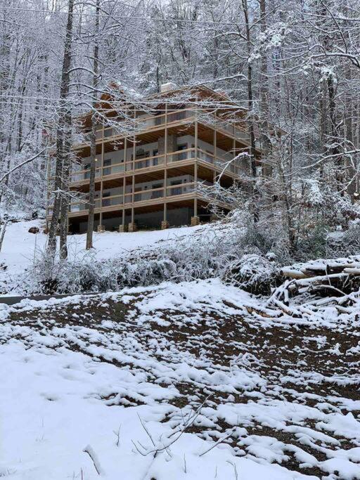 The Grand Tennessean Cabin- Four Bedroom Luxury Cabin in the Mountains