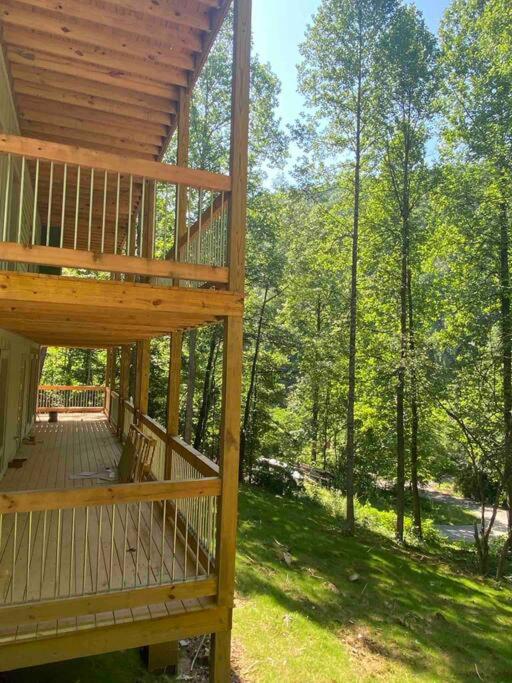 The Grand Tennessean Cabin- Four Bedroom Luxury Cabin in the Mountains