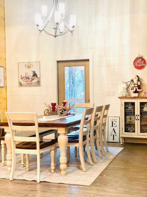 The Grand Tennessean Cabin- Four Bedroom Luxury Cabin in the Mountains