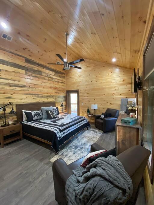 The Grand Tennessean Cabin- Four Bedroom Luxury Cabin in the Mountains