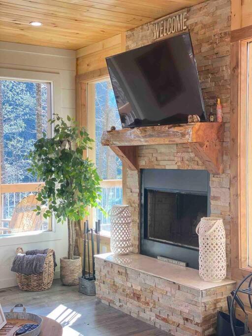The Grand Tennessean Cabin- Four Bedroom Luxury Cabin in the Mountains