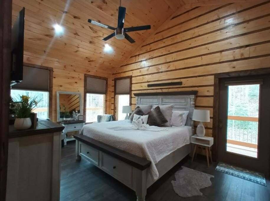 The Grand Tennessean Cabin- Four Bedroom Luxury Cabin in the Mountains