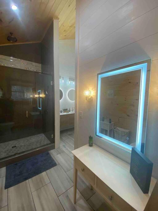 The Grand Tennessean Cabin- Four Bedroom Luxury Cabin in the Mountains