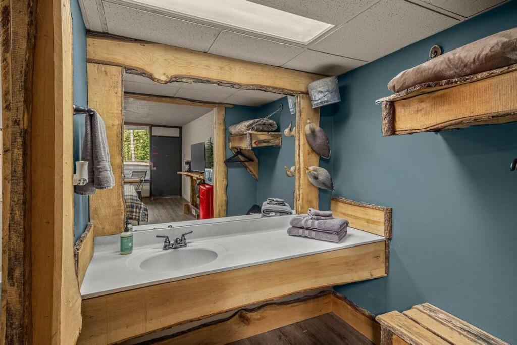 Stonegate Lodge King Bed, 2mi to Historic DTWN Salt Water Pool Room #206 view 4