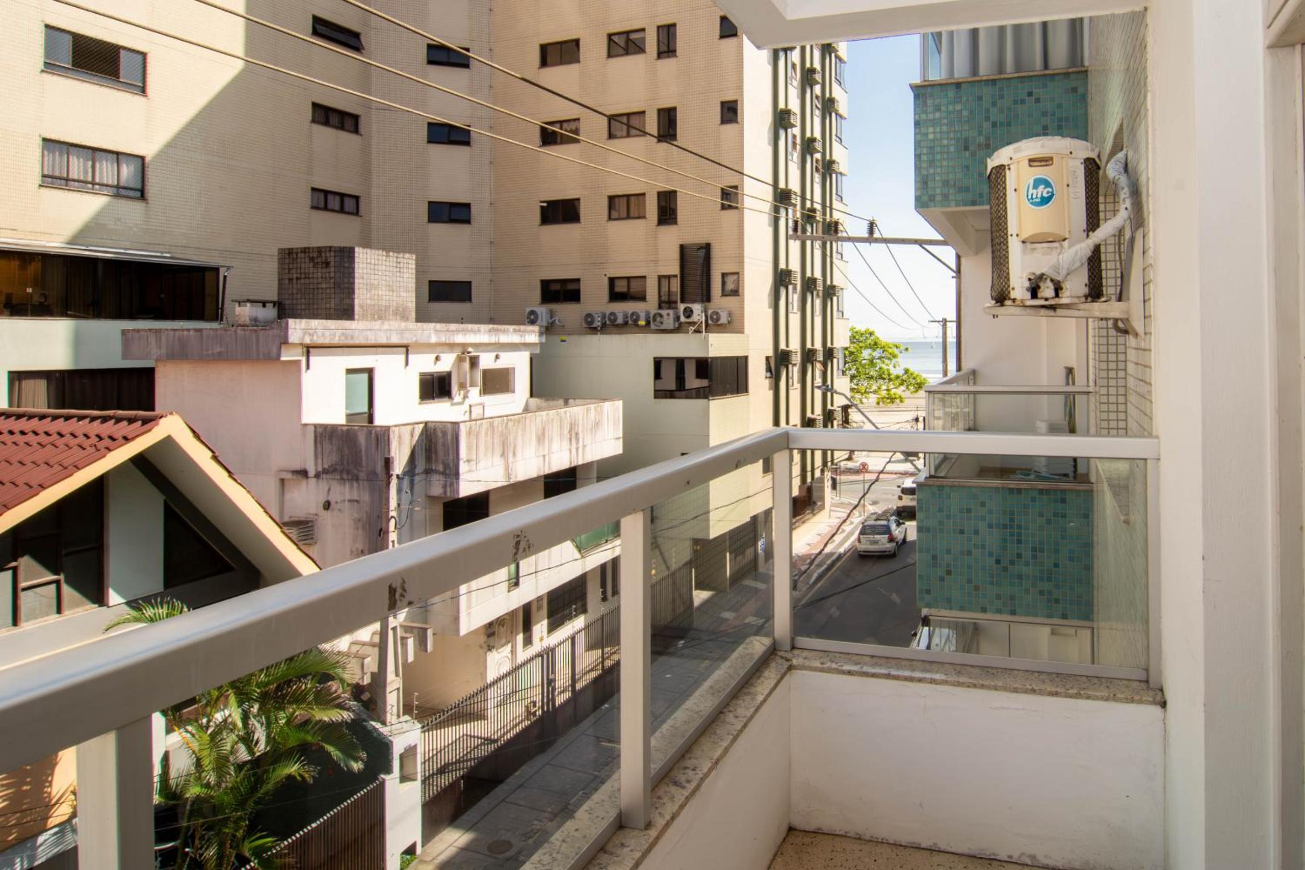 Apto na Av. Atlântica com garagem RN1147
