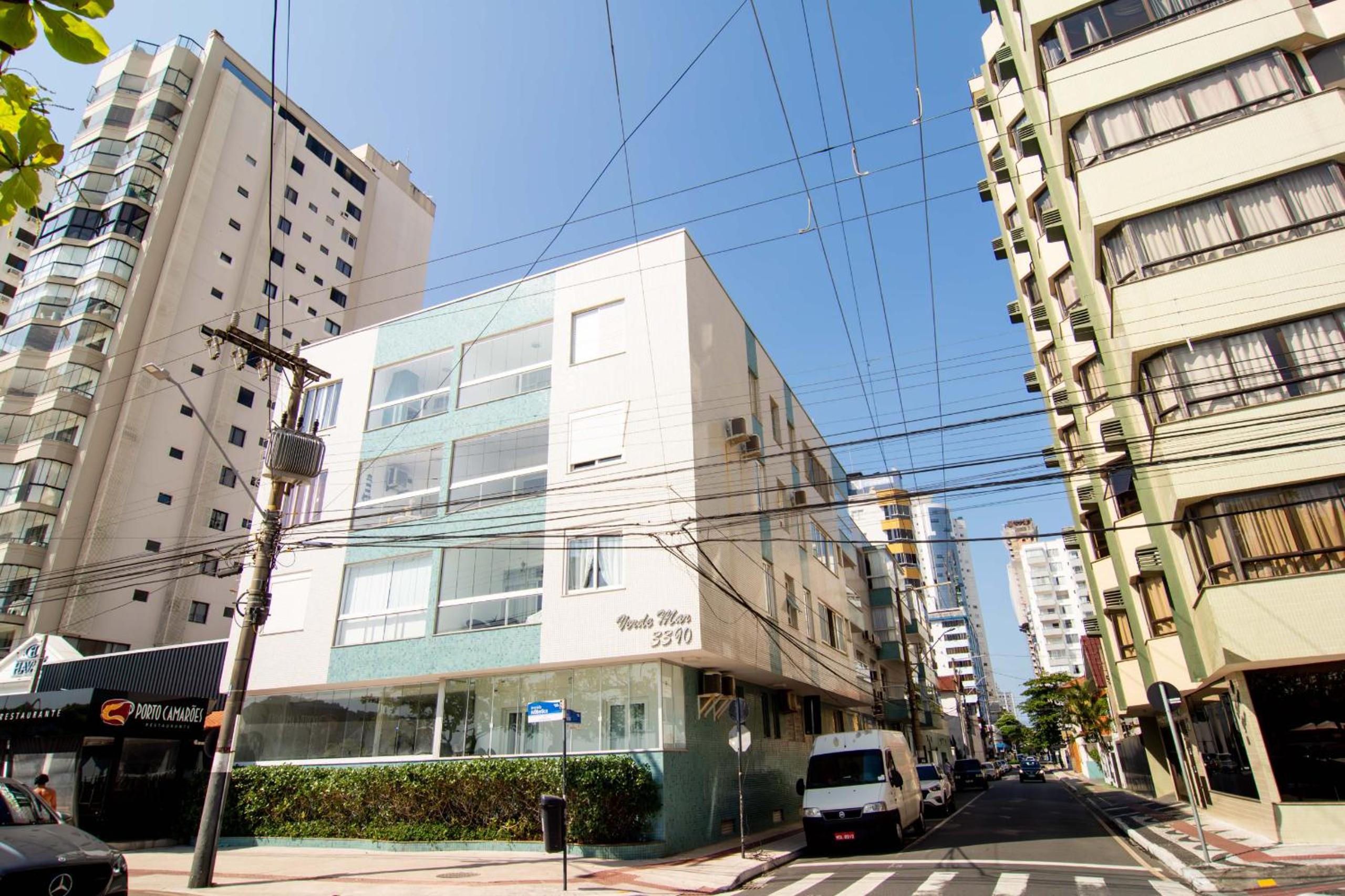 Apto na Av. Atlântica com garagem RN1147