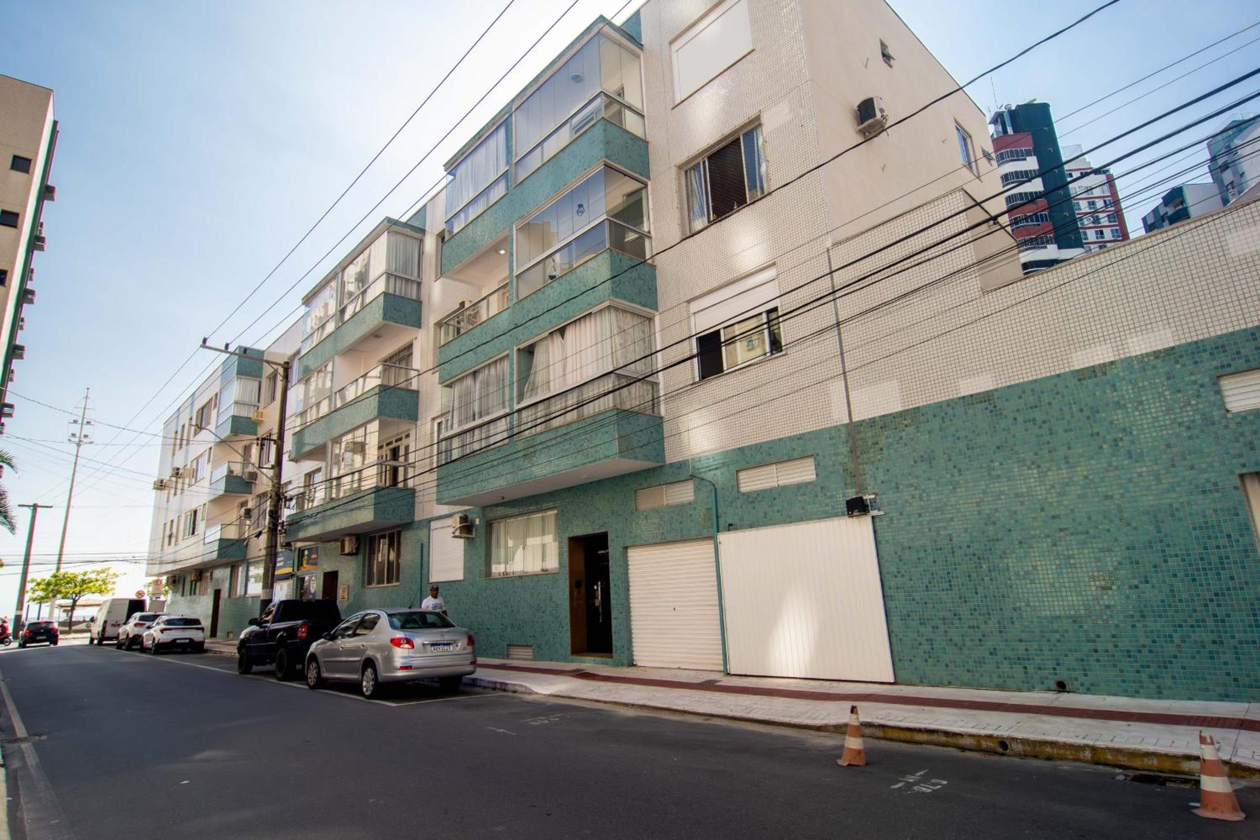 Apto na Av. Atlântica com garagem RN1147