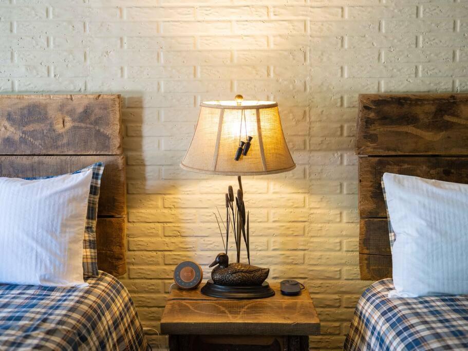 Stonegate Lodge 2mi to Historic DTWN Pool WiFi 2 Queen Beds Room #210 view 3