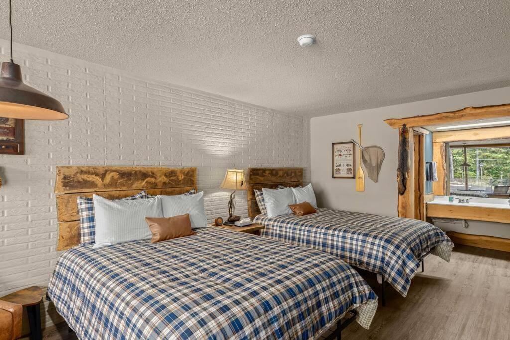 Stonegate Lodge 2mi to Historic DTWN Pool WiFi 2 Queen Beds Room #210 view 2