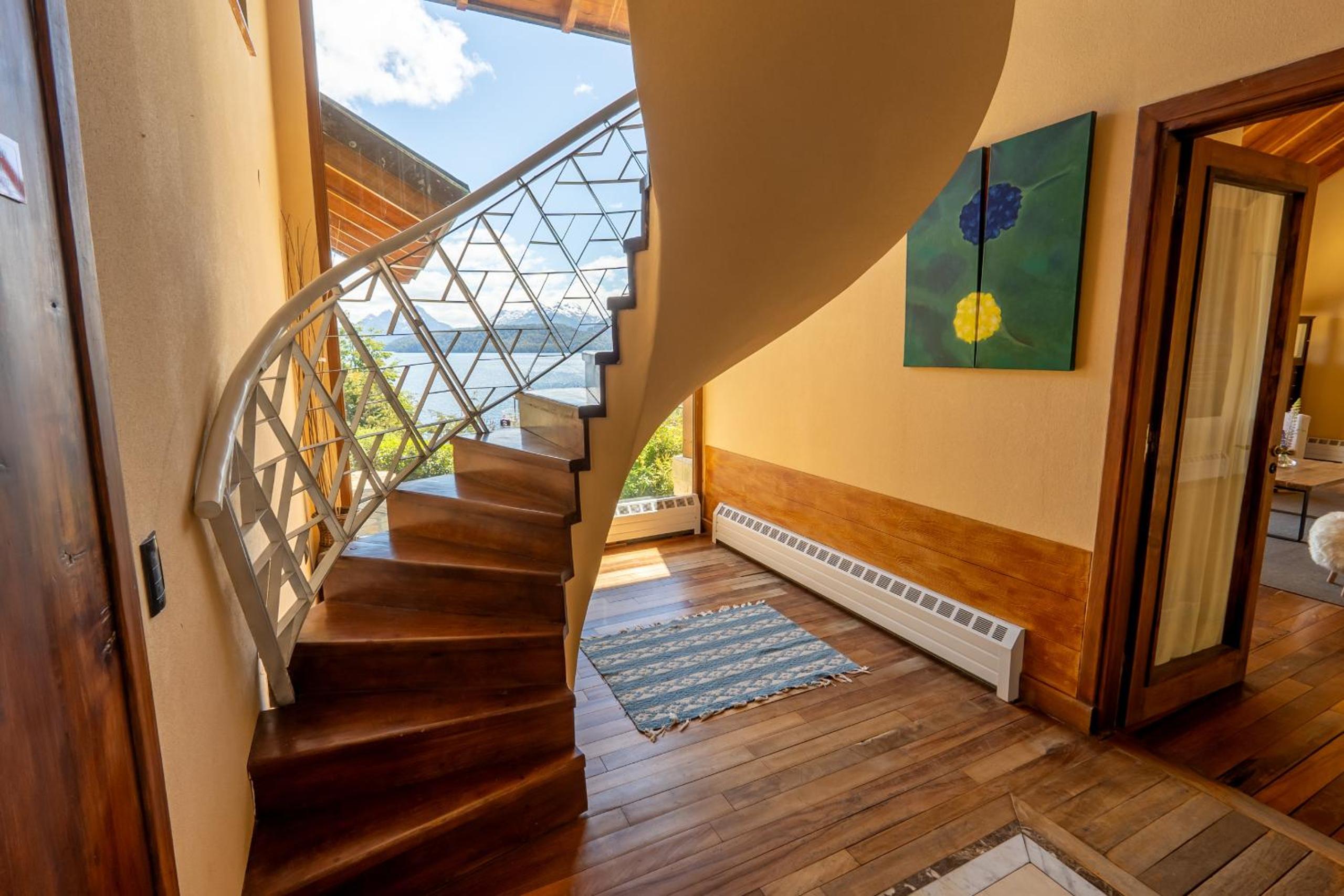 RentUp - Casa con vista panorámica al lago Nahuel Huapi