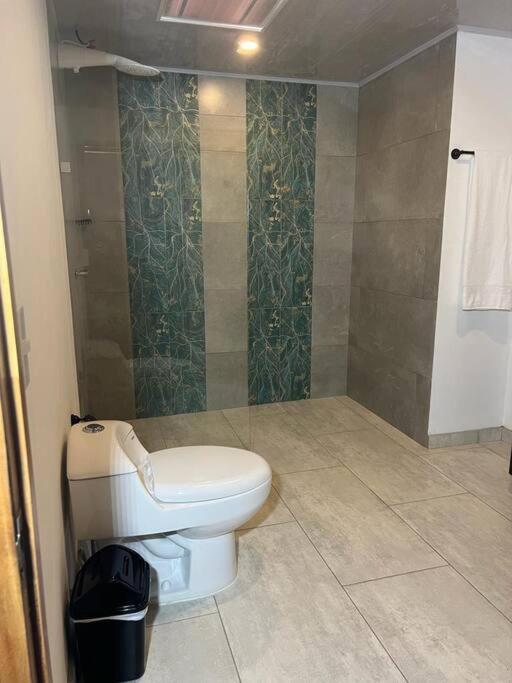 Excellent House (Laureles) Jacuzzi and 6 Rooms