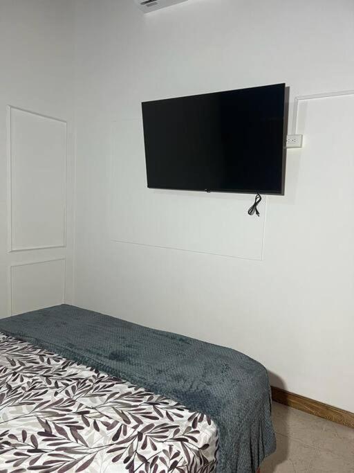 Excellent House (Laureles) Jacuzzi and 6 Rooms