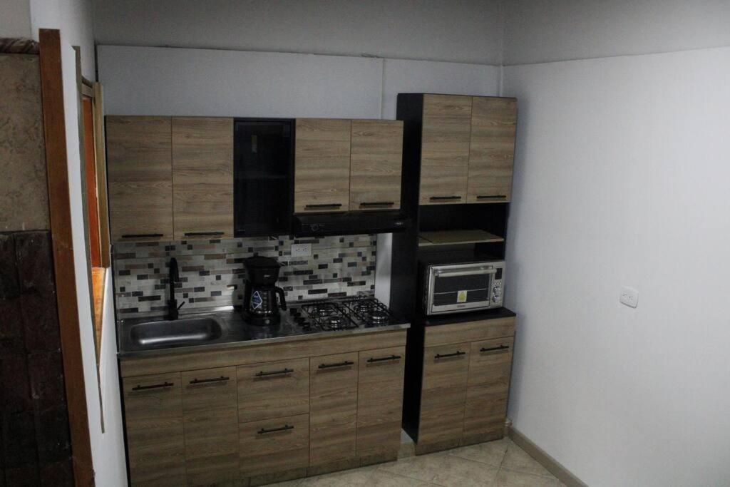 Excellent House (Laureles) Jacuzzi and 6 Rooms