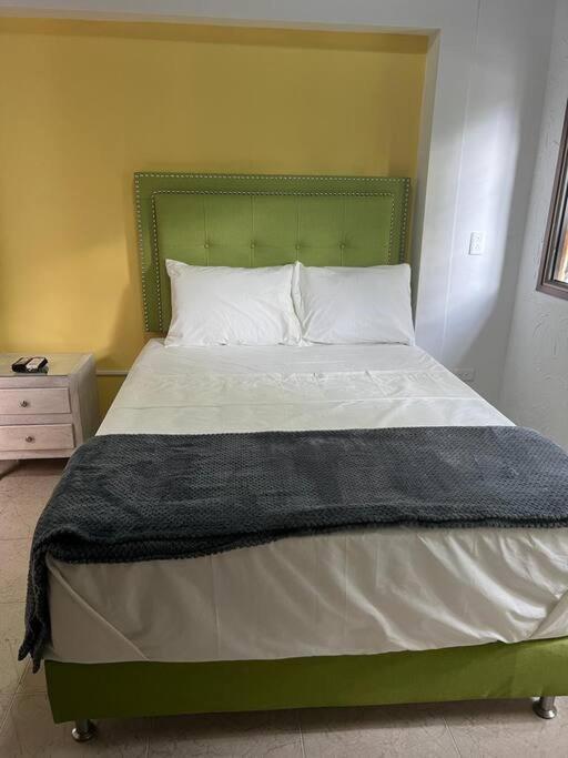 Excellent House (Laureles) Jacuzzi and 6 Rooms